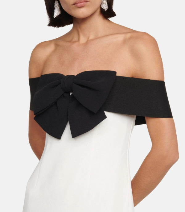 Baju off shoulder dengan aksen pita di dada